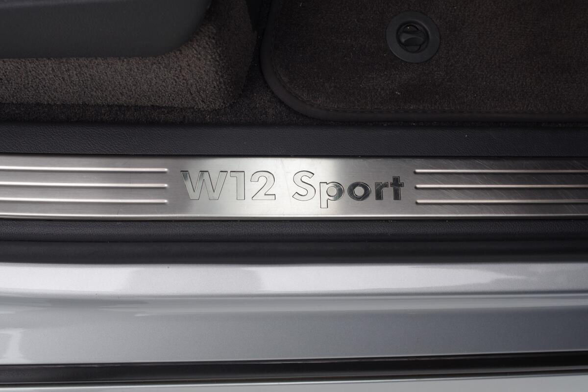 W12 Sport専用スカッフプレート